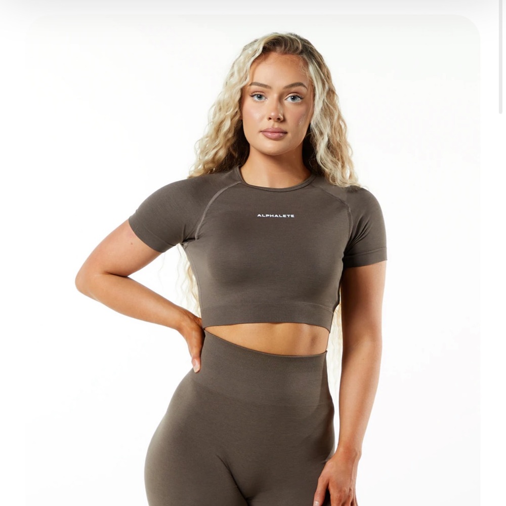 Alphalete Amplify Crop Top